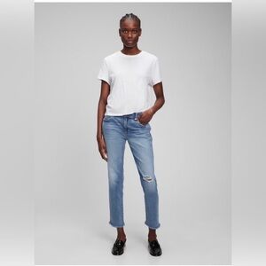 NWOT Gap Distressed Midrise Girlfriend Jean Size 30